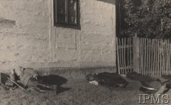 1938, Polska.
Żołnierze śpią na ziemi pod ścianą wiejskiej chałupy.
Fot. NN, Instytut Polski i Muzeum im. gen. Sikorskiego w Londynie [album fotograficzny Dywizjonu Rozpoznawczego 10 BKZ - część II]