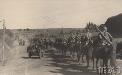 Wrzesień 1938, Wołyń, Polska.
Oddziały motocyklowe oraz oddział kawalerii na drodze.
Fot. NN, Instytut Polski i Muzeum im. gen. Sikorskiego w Londynie [album fotograficzny Dywizjonu Rozpoznawczego 10 BKZ - część II]