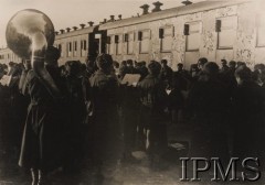 11.11.1941, Buzułuk, obł. Czkałowsk, ZSRR.
Armia Polska na Wschodzie - uroczyste obchody Święta Niepodległości, orkiestra wojskowa na peronie stacji kolejowej, w tle pociąg.
Fot. NN, Instytut Polski im. Gen. Sikorskiego w Londynie [Album  nr 519a/13 - JANGIJUL Azja Środkowa 27.06.1942]