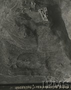 Luty 1944, Cassino, Włochy.
Fotografia lotnicza okolic klasztoru Benedyktynów na Monte Cassino.
Fot. NN, Instytut Polski im. Gen. Sikorskiego w Londynie [album por. Jana Jaxa-Dębickiego]