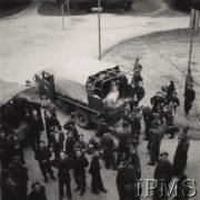 1946 (?), Imbshausen, Niemcy
Polski Obóz Szkolny dla Małoletnich w Imbshausen, pożegnanie repatriantów wracających do kraju.
Fot. NN, Instytut Polski im. Gen. Sikorskiego w Londynie [Album K24-2FI]