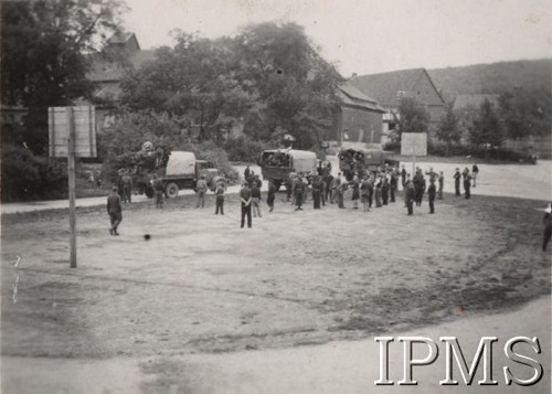 1946 (?), Imbshausen, Niemcy
Polski Obóz Szkolny dla Małoletnich w Imbshausen, pożegnanie repatriantów wracających do kraju.
Fot. NN, Instytut Polski im. Gen. Sikorskiego w Londynie [Album K24-2FI]