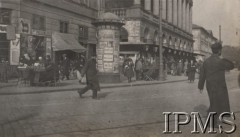 Przed 1939, Warszawa, Polska.
Handel uliczny - stragany z materiałami w podcieniach budynku. Prawdopodobnie fotografie z albumu rodziny Bilskich.
Fot. NN, Instytut Polski im. Gen. Sikorskiego w Londynie [Album K25]