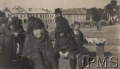 Przed 1939, Polska.
Żydzi handlujący na Rynku. Prawdopodobnie fotografie z albumu rodziny Bilskich.
Fot. NN, Instytut Polski im. Gen. Sikorskiego w Londynie [Album K25]