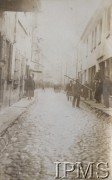 Przed 1939, Polska.
Fragment miasta, przechodnie na ulicy. Prawdopodobnie fotografie z albumu rodziny Bilskich.
Fot. NN, Instytut Polski im. Gen. Sikorskiego w Londynie [Album K25]
