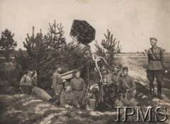 1920-1939, Polska.
Grupa żołnierzy Wojska Polskiego podczas ćwiczeń na poligonie.
Fot. NN, Instytut Polski im. Gen. Sikorskiego w Londynie [Album Korpusu Ochrony Pogranicza - przekazany przez kpt. Jana Sas-Tatomira]