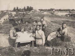 1920-1939, Polska.
Grupa żołnierzy Wojska Polskiego podczas ćwiczeń na poligonie - stanowisko kierowania ogniem artyleryjskim, na drugim planie widoczny dalmierz.
Fot. NN, Instytut Polski im. Gen. Sikorskiego w Londynie [Album Korpusu Ochrony Pogranicza - przekazany przez kpt. Jana Sas-Tatomira]