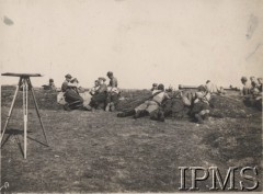 1920-1939, Polska.
Grupa żołnierzy Wojska Polskiego podczas ćwiczeń na poligonie - stanowisko kierowania ogniem artyleryjskim.
Fot. NN, Instytut Polski im. Gen. Sikorskiego w Londynie [Album Korpusu Ochrony Pogranicza - przekazany przez kpt. Jana Sas-Tatomira]