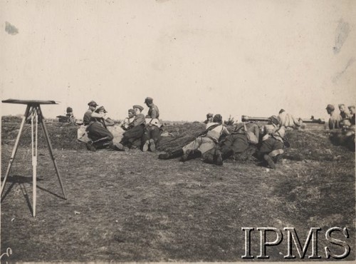 1920-1939, Polska.
Grupa żołnierzy Wojska Polskiego podczas ćwiczeń na poligonie - stanowisko kierowania ogniem artyleryjskim.
Fot. NN, Instytut Polski im. Gen. Sikorskiego w Londynie [Album Korpusu Ochrony Pogranicza - przekazany przez kpt. Jana Sas-Tatomira]