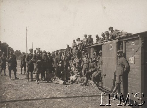 1920-1939, Polska.
Grupa żołnierzy 2 Dywizjonu Artylerii Przeciwlotniczej na stacji kolejowej obok pociągu, wyjazd na poligon.
Fot. NN, Instytut Polski im. Gen. Sikorskiego w Londynie [Album Korpusu Ochrony Pogranicza - przekazany przez kpt. Jana Sas-Tatomira]