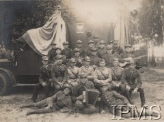 1920-1939, Polska.
Grupa żołnierzy Wojska Polskiego, na pierwszym planie żołnierz z akordeonem.
Fot. NN, Instytut Polski im. Gen. Sikorskiego w Londynie [Album Korpusu Ochrony Pogranicza - przekazany przez kpt. Jana Sas-Tatomira]