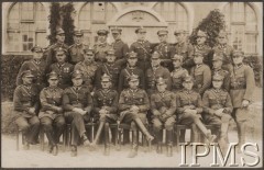 1920-1939, Polska.
Grupa oficerów i żołnierzy Wojska Polskiego przed budynkiem.
Fot. NN, Instytut Polski im. Gen. Sikorskiego w Londynie [Album Korpusu Ochrony Pogranicza - przekazany przez kpt. Jana Sas-Tatomira]