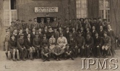 1920-1939, Poznań, Polska.
Dowództwo 57 Pułk Piechoty Wielkopolskiej i grupa harcerzy przed budynkiem.
Fot. NN, Instytut Polski im. Gen. Sikorskiego w Londynie [Album Korpusu Ochrony Pogranicza - przekazany przez kpt. Jana Sas-Tatomira]