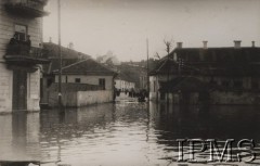 Lata 30., Polska.
Ulice miasta zalane przez wodę podczas powodzi.
Fot. NN, Instytut Polski im. Gen. Sikorskiego w Londynie [Album Korpusu Ochrony Pogranicza - przekazany przez kpt. Jana Sas-Tatomira]