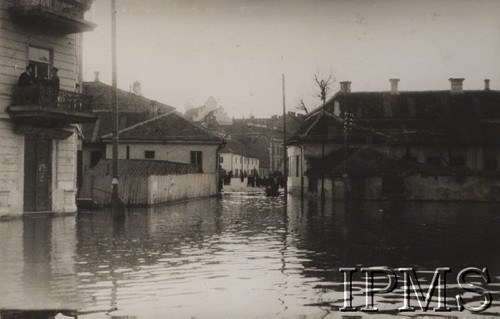 Lata 30., Polska.
Ulice miasta zalane przez wodę podczas powodzi.
Fot. NN, Instytut Polski im. Gen. Sikorskiego w Londynie [Album Korpusu Ochrony Pogranicza - przekazany przez kpt. Jana Sas-Tatomira]