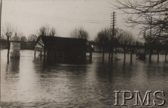Lata 30., Polska.
Ulice miasta zalane przez wodę podczas powodzi, z lewej stoi słup ogłoszeniowy oklejony plakatami.
Fot. NN, Instytut Polski im. Gen. Sikorskiego w Londynie [Album Korpusu Ochrony Pogranicza - przekazany przez kpt. Jana Sas-Tatomira]