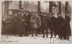 1920-1939, okolice Lwowa, Polska.
Oficerowie Korpusu Ochrony Pogranicza ze strzelbami podczas polowania, w tle stoi samochód ciężarowy.
Fot. NN, Instytut Polski im. Gen. Sikorskiego w Londynie [Album Korpusu Ochrony Pogranicza - przekazany przez kpt. Jana Sas-Tatomira]