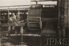 1920-1939, Polska.
Dwaj chłopcy łowiący ryby w rzece koło młyna, z prawej koło wodne.
Fot. NN, Instytut Polski im. Gen. Sikorskiego w Londynie [Album Korpusu Ochrony Pogranicza - przekazany przez kpt. Jana Sas-Tatomira]