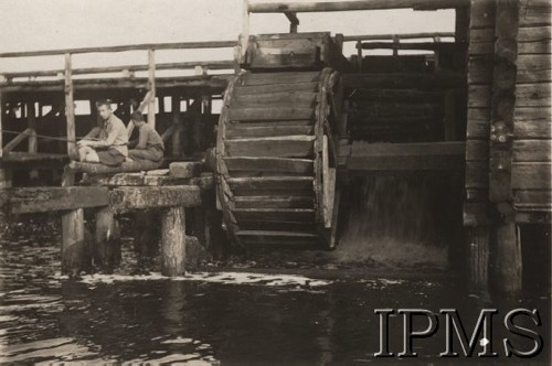 1920-1939, Polska.
Dwaj chłopcy łowiący ryby w rzece koło młyna, z prawej koło wodne.
Fot. NN, Instytut Polski im. Gen. Sikorskiego w Londynie [Album Korpusu Ochrony Pogranicza - przekazany przez kpt. Jana Sas-Tatomira]