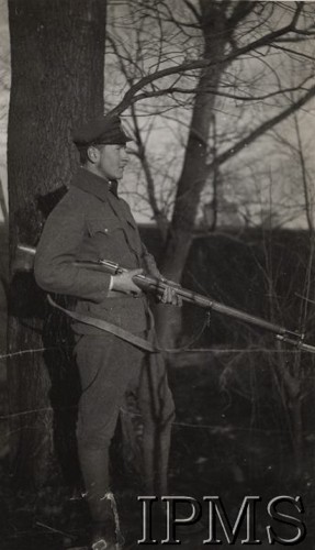 1915-1917, brak miejsca.
Żołnierz Legionów z karabinem.
Fot. NN, Instytut Polski im. Gen. Sikorskiego w Londynie [Album Korpusu Ochrony Pogranicza - przekazany przez kpt. Jana Sas-Tatomira]