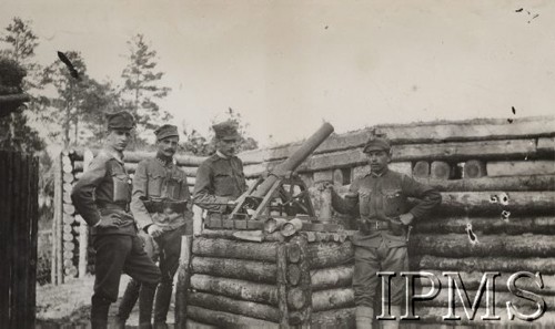 1915-1917, brak miejsca.
Żołnierze Legionów na stanowisku moździerza.
Fot. NN, Instytut Polski im. Gen. Sikorskiego w Londynie [Album Korpusu Ochrony Pogranicza - przekazany przez kpt. Jana Sas-Tatomira]