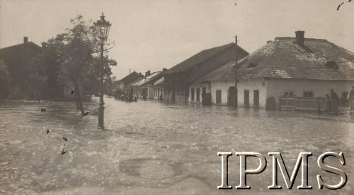 1919, Kołomyja, woj. stanisławowskie, Polska.
Powódź na ulicy Sobieskiego, zalane domy.
Fot. kpt. Stanisław Siczek – dowódca kompanii CKM, Instytut Polski im. Gen. Sikorskiego w Londynie [ALBUM LEGIONÓW nr 20003 – 2 pułku piechoty Legionów Polskich]