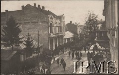 1920, Kołomyja, woj. stanisławowskie, Polska.
Uroczyste obchody rocznicy Powstania Styczniowego – oddziały wojskowe idą ulicą do kościoła oo. Jezuitów.
Fot. kpt. Stanisław Siczek – dowódca kompanii CKM, Instytut Polski im. Gen. Sikorskiego w Londynie [ALBUM LEGIONÓW nr 20003 – 2 pułku piechoty Legionów Polskich]
