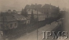 1920, Kołomyja, woj. stanisławowskie, Polska.
Uroczyste obchody rocznicy Powstania Styczniowego – oddziały wojskowe przed kościołem oo. Jezuitów w szyku rozwiniętym.
Fot. kpt. Stanisław Siczek – dowódca kompanii CKM, Instytut Polski im. Gen. Sikorskiego w Londynie [ALBUM LEGIONÓW nr 20003 – 2 pułku piechoty Legionów Polskich]