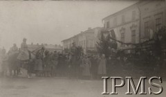 1920, Kołomyja, woj. stanisławowskie, Polska.
Uroczyste obchody rocznicy Powstania Styczniowego – defilada przed dowództwem, powstańcami-weteranami, siedzącymi na trybunie, oraz biskupem Władysławem Bandurskim i płk Rychlińskim.
Fot. kpt. Stanisław Siczek – dowódca kompanii CKM, Instytut Polski im. Gen. Sikorskiego w Londynie [ALBUM LEGIONÓW nr 20003 – 2 pu3ku piechoty Legionów Polskich]