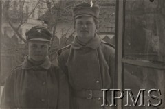 1914, Kołomyja, Austro-Węgry.
Dwaj ochotnicy z XXXVIII Polskiej Drużyny Strzeleckiej przed wymarszem na wojnę.
Fot. por. Stanisław Siczek – dowódca kompanii CKM, Instytut Polski im. Gen. Sikorskiego w Londynie [ALBUM LEGIONÓW nr 20003 – 2 pułku piechoty Legionów Polskich]
