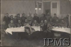 1915, Wiedeń, Austro-Węgry.
Ranni żołnierze armii austriackiej podczas pobytu w szpitalu na „Rasenhügel” – sanatorium Rotchilda, piaty od lewej stoi por. Stanisław Siczek z 2 Pułku Piechoty II Brygady Legionów Polskich.
Fot. NN, Instytut Polski im. Gen. Sikorskiego w Londynie [ALBUM LEGIONÓW nr 20003 – 2 pułku piechoty Legionów Polskich]