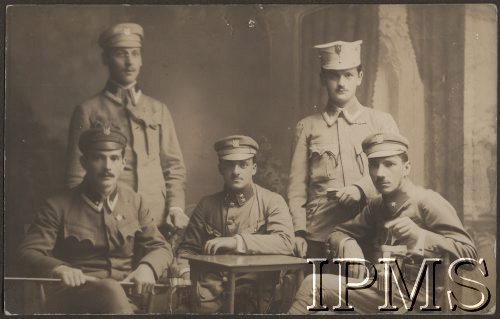 1915, brak miejsca.
Oficerowie II Brygady Legionów Polskich, siedzą od prawej: ppor. Wilhelm Lawicz-Liszka, por. Schindler, chor. Mieczysław Boruta-Spiechowicz. Stoją od prawej: chor. Stanisław Zemsta-Tomasiewicz, chor. Bocian-Lipiński.
Fot. por. Stanisław Siczek – dowódca kompanii CKM, Instytut Polski im. Gen. Sikorskiego w Londynie [ALBUM LEGIONÓW nr 20003 – 2 pułku piechoty Legionów Polskich]