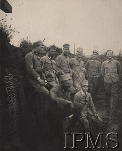 1915, Rarańcza, obw. Czerniowce, Ukraina..
W okopach pod Rarańczą. Od prawej stoją: chor. Stanisław Zemsta-Tomasiewicz, chor. Tadeusz Król, por. Mieczysław Smorawiński, ppor. Tomasz Krzyski, chor. Stanisław Marek, ppor. Stanisław Kruk-Schuster. Siedzą: chor. Góra, chor. Stanisław Mierzwiński.
Fot. por. Stanisław Siczek - dowódca kompanii CKM, Instytut Polski im. Gen. Sikorskiego w Londynie [ALBUM LEGIONÓW nr 20003 - 2 pułku piechoty Legionów Polskich]