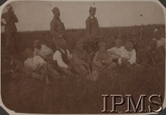 1915, Rarańcza, obw. Czerniowce, Ukraina.
Żołnierze Legionów podczas przerwy w kopaniu okopów.
Fot. por. Stanisław Siczek - dowódca kompanii CKM, Instytut Polski im. Gen. Sikorskiego w Londynie [ALBUM LEGIONÓW nr 20003 - 2 pułku piechoty Legionów Polskich]

