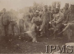 1915, Rarańcza, obw. Czerniowce, Ukraina.
Kuchnia I batalionu na pozycjach pod Rarańczą.
Fot. por. Stanisław Siczek - dowódca kompanii CKM, Instytut Polski im. Gen. Sikorskiego w Londynie [ALBUM LEGIONÓW nr 20003 - 2 pułku piechoty Legionów Polskich]
