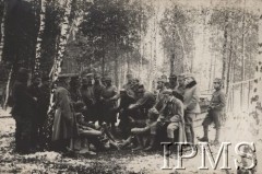 1915, Maniewicze, Wołyń
Po przyjeździe na Wołyń do Maniewicz - przy ognisku oficerowie I batalionu 2 pułku piechoty Legionów. Trzeci od prawej stoi por. Mieczysław Smorawiński.
Fot. por. Stanisław Siczek - dowódca kompanii CKM, Instytut Polski im. Gen. Sikorskiego w Londynie [ALBUM LEGIONÓW nr 20003 E 2 pułku piechoty Legionów Polskich]