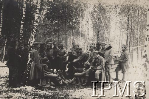 1915, Maniewicze, Wołyń
Po przyjeździe na Wołyń do Maniewicz - przy ognisku oficerowie I batalionu 2 pułku piechoty Legionów. Trzeci od prawej stoi por. Mieczysław Smorawiński.
Fot. por. Stanisław Siczek - dowódca kompanii CKM, Instytut Polski im. Gen. Sikorskiego w Londynie [ALBUM LEGIONÓW nr 20003 E 2 pułku piechoty Legionów Polskich]