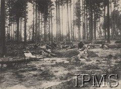 1915, Bielgowo - Lisowo, Wołyń
Z walk 1 kompanii 2 pułku piechoty Legionów pod Bielgowem i Lisowem - sanitariusze opatrujący rannych na polu walki.
Fot. por. Stanisław Siczek – dowódca kompanii CKM, Instytut Polski im. Gen. Sikorskiego w Londynie [ALBUM LEGIONÓW nr 20003 – 2 pułku piechoty Legionów Polskich]