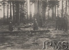 1915, Bielgowo - Lisowo, Wołyń
Z walk 1 kompanii 2 pułku piechoty Legionów pod Bielgowem i Lisowem - sanitariusze zabierający rannych z pola walki.
Fot. por. Stanisław Siczek – dowódca kompanii CKM, Instytut Polski im. Gen. Sikorskiego w Londynie [ALBUM LEGIONÓW nr 20003 – 2 pułku piechoty Legionów Polskich]