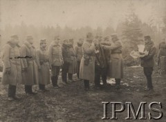 1915, brak miejsca.
Dekoracja oficerów przez dowódcę II Brygady Legionów Polskich pułkownika Ferdynanda Küttnera. Stoją w drugim rzędzie: kpt. Włodzimierz Mężyński, kpt. Kazimierz Łukowski, por. Kopatka, por. Merwin, por. Stefan Wyspiański, ppor. Tomasz Krzyski. Z prawej chor. Kazimierz Malinowski.
Fot. por. Stanisław Siczek – dowódca kompanii CKM, Instytut Polski im. Gen. Sikorskiego w Londynie [ALBUM LEGIONÓW nr 20003 – 2 pułku piechoty Legionów Polskich]