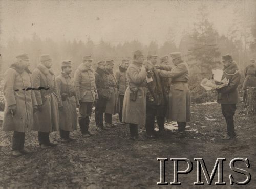 1915, brak miejsca.
Dekoracja oficerów przez dowódcę II Brygady Legionów Polskich pułkownika Ferdynanda Küttnera. Stoją w drugim rzędzie: kpt. Włodzimierz Mężyński, kpt. Kazimierz Łukowski, por. Kopatka, por. Merwin, por. Stefan Wyspiański, ppor. Tomasz Krzyski. Z prawej chor. Kazimierz Malinowski.
Fot. por. Stanisław Siczek – dowódca kompanii CKM, Instytut Polski im. Gen. Sikorskiego w Londynie [ALBUM LEGIONÓW nr 20003 – 2 pułku piechoty Legionów Polskich]