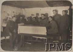 1916, Wołyń.
Kołomyjacy w ziemiance porucznika Stanisława Siczka. Siedzą od lewej: plut. Jamroży, chor. Kara, sierż. Teuchmann, por. Stanisław Kruk-Schuster, plut. Kamiński, chor. Żademski, chor. Rola. Stoją dwaj ordynansi - z lewej Kopciński.
Fot. por. Stanisław Siczek - dowódca kompanii CKM, Instytut Polski im. Gen. Sikorskiego w Londynie [ALBUM LEGIONÓW nr 20003 - 2 pułku piechoty Legionów Polskich]