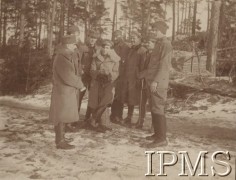 1916, Wołyń.
Pozycje nad rzeką Garbach. Stoją od prawej: chor. Henryk Serwaczyński, chor. Tadeusz Król, chor. Stanisław Marek, por. lek. Gądek, ppor. Jan Sendorek, chor. Mieczysław Boruta-Spiechowicz, na pieńku siedzi por. Stanisław Kruk-Schuster.
Fot. por. Stanisław Siczek - dowódca kompanii CKM, Instytut Polski im. Gen. Sikorskiego w Londynie [ALBUM LEGIONÓW nr 20003 - 2 pułku piechoty Legionów Polskich]