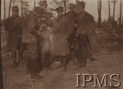 1916, Wołyń.
Pozycje nad rzeką Garbach, stoją od prawej: por. Mieczysław Smorawiński, chor. Tadeusz Król, chor. Stanisław Marek, ppor. Alfred Pastuszeńko, chor. Henryk Serwaczyński, chor. Rola.
Fot. por. Stanisław Siczek - dowódca kompanii CKM, Instytut Polski im. Gen. Sikorskiego w Londynie [ALBUM LEGIONÓW nr 20003 - 2 pułku piechoty Legionów Polskich]