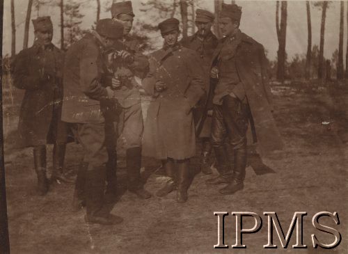 1916, Wołyń.
Pozycje nad rzeką Garbach, stoją od prawej: por. Mieczysław Smorawiński, chor. Tadeusz Król, chor. Stanisław Marek, ppor. Alfred Pastuszeńko, chor. Henryk Serwaczyński, chor. Rola.
Fot. por. Stanisław Siczek - dowódca kompanii CKM, Instytut Polski im. Gen. Sikorskiego w Londynie [ALBUM LEGIONÓW nr 20003 - 2 pułku piechoty Legionów Polskich]