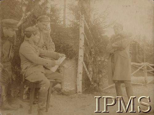 1916, Wołyń.
Pozycje nad rzeką Garbach. Od lewej: chor. Wiesław Januszajtis, chor. Tadeusz Król i artysta malarz Leopold Gottlieb rysujący portret por. Stanisława Kruka-Schustera.
Fot. por. Stanisław Siczek - dowódca kompanii CKM, Instytut Polski im. Gen. Sikorskiego w Londynie [ALBUM LEGIONÓW nr 20003 - 2 pułku piechoty Legionów Polskich]