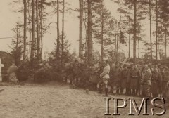 1916, Wołyń.
Pozycje nad rzeką Garbach. Msza polowa, przed oddziałem wojska stoją od lewej: płk Marian Żegota-Januszajtis, por. Stanisław Kruk-Schuster.
Fot. por. Stanisław Siczek – dowódca kompanii CKM, Instytut Polski im. Gen. Sikorskiego w Londynie [ALBUM LEGIONÓW nr 20003 – 2 pułku piechoty Legionów Polskich]