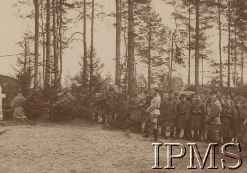 1916, Wołyń.
Pozycje nad rzeką Garbach. Msza polowa, przed oddziałem wojska stoją od lewej: płk Marian Żegota-Januszajtis, por. Stanisław Kruk-Schuster.
Fot. por. Stanisław Siczek – dowódca kompanii CKM, Instytut Polski im. Gen. Sikorskiego w Londynie [ALBUM LEGIONÓW nr 20003 – 2 pułku piechoty Legionów Polskich]