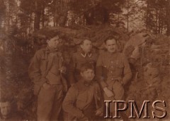 1916, Wołyń.
Pozycje nad rzeką Garbach, stoją od lewej: chor. Duniu, chor. Słomczyński, plut. Rychlewski, plut. Antoni Januszajtis ze sztabu 2 Pułku Piechoty Legionów.
Fot. por. Stanisław Siczek – dowódca kompanii CKM, Instytut Polski im. Gen. Sikorskiego w Londynie [ALBUM LEGIONÓW nr 20003 – 2 pułku piechoty Legionów Polskich]