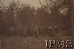 1916, Wołyń.
Pozycje nad rzeką Garbach. Kuchnia 4 kompanii 2 Pułku Piechoty Legionów, w oddali stoi mjr Andrzej Galica.
Fot. por. Stanisław Siczek – dowódca kompanii CKM, Instytut Polski im. Gen. Sikorskiego w Londynie [ALBUM LEGIONÓW nr 20003 – 2 pułku piechoty Legionów Polskich]
